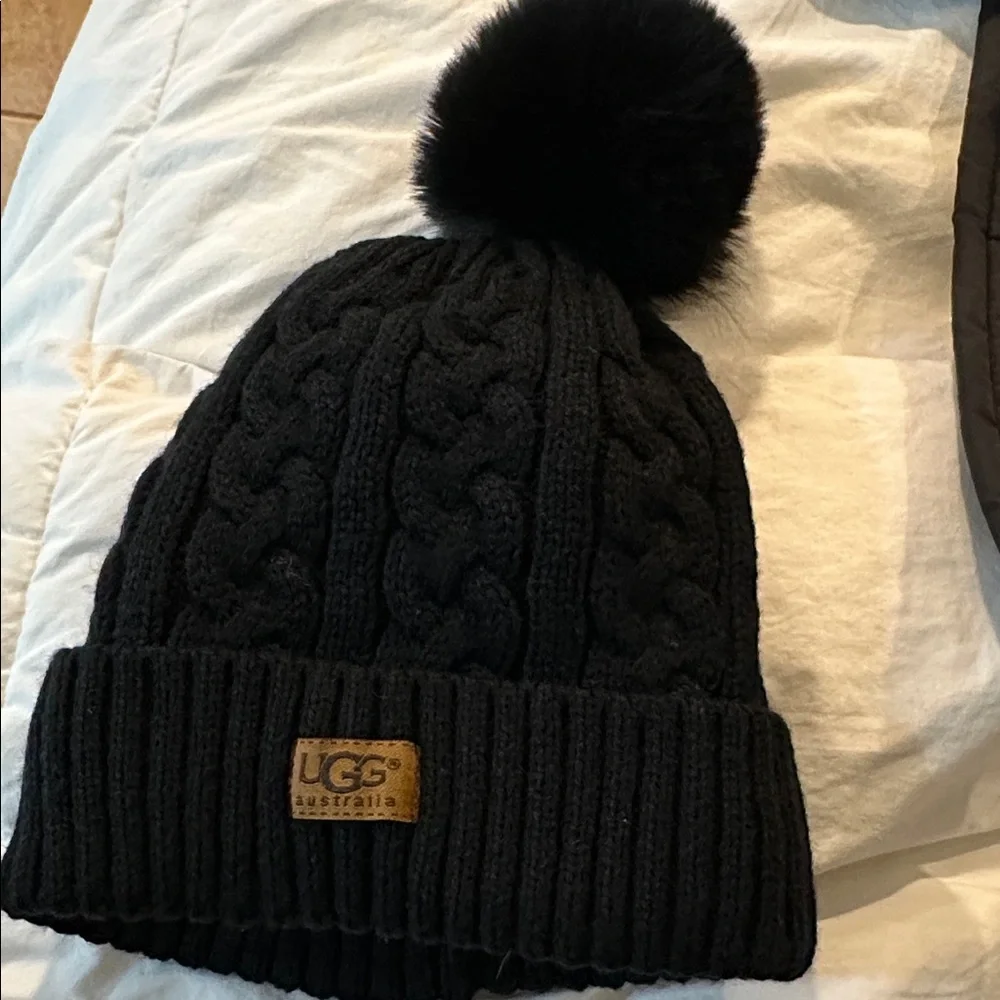 Ugg beanie Black with Pom Pom - Picture 1 of 6